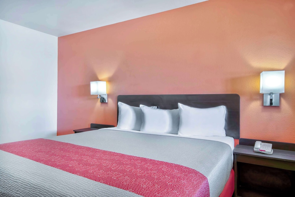 Standard Room, 1 King Bed, Non Smoking - Photo 6