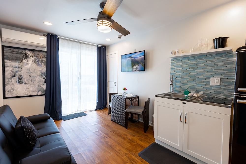 Suite, Kitchen, Poolside photo 3
