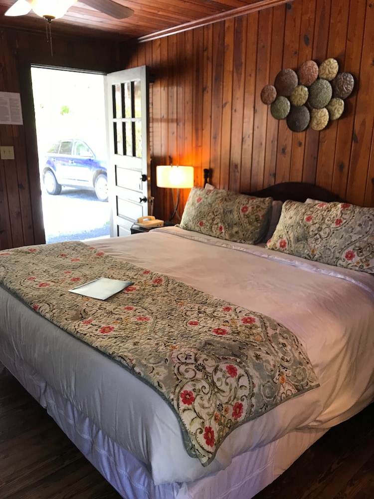 Standard Room, 1 King Bed, Balcony (The Chimney Rock Room) photo 3