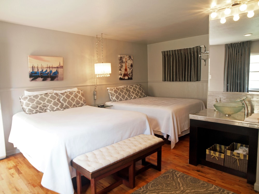 Double Room, 2 Queen Beds, Courtyard Area