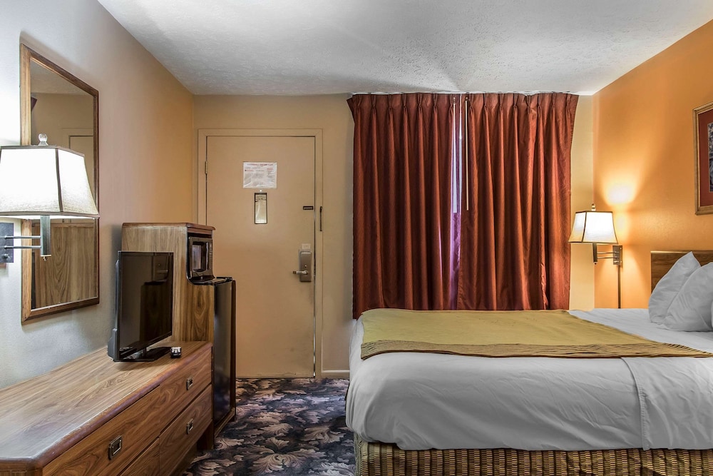 Standard Room, 1 King Bed, Non Smoking - Photo 1