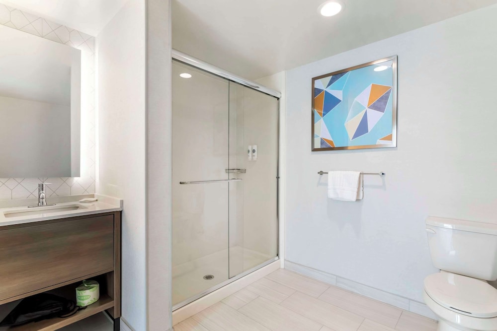 Suite (Wide King, HEARING) photo 2