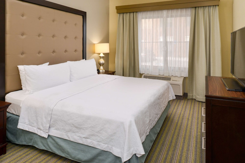 Suite, 1 King Bed, Accessible, Non Smoking (Mobility & Hearing, Roll-in Shower) photo 3