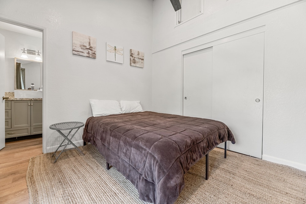 House, 2 Queen Beds, Pool Access, Mountain View