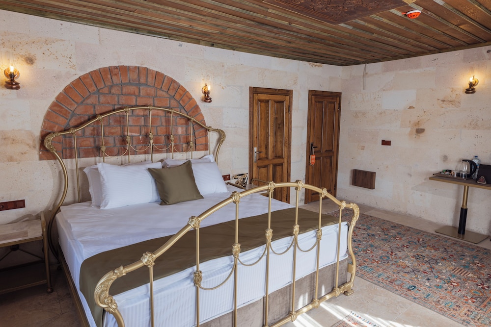 Comfort Room, 1 King Bed with Sofa bed, Housekeeping, Garden View photo 3