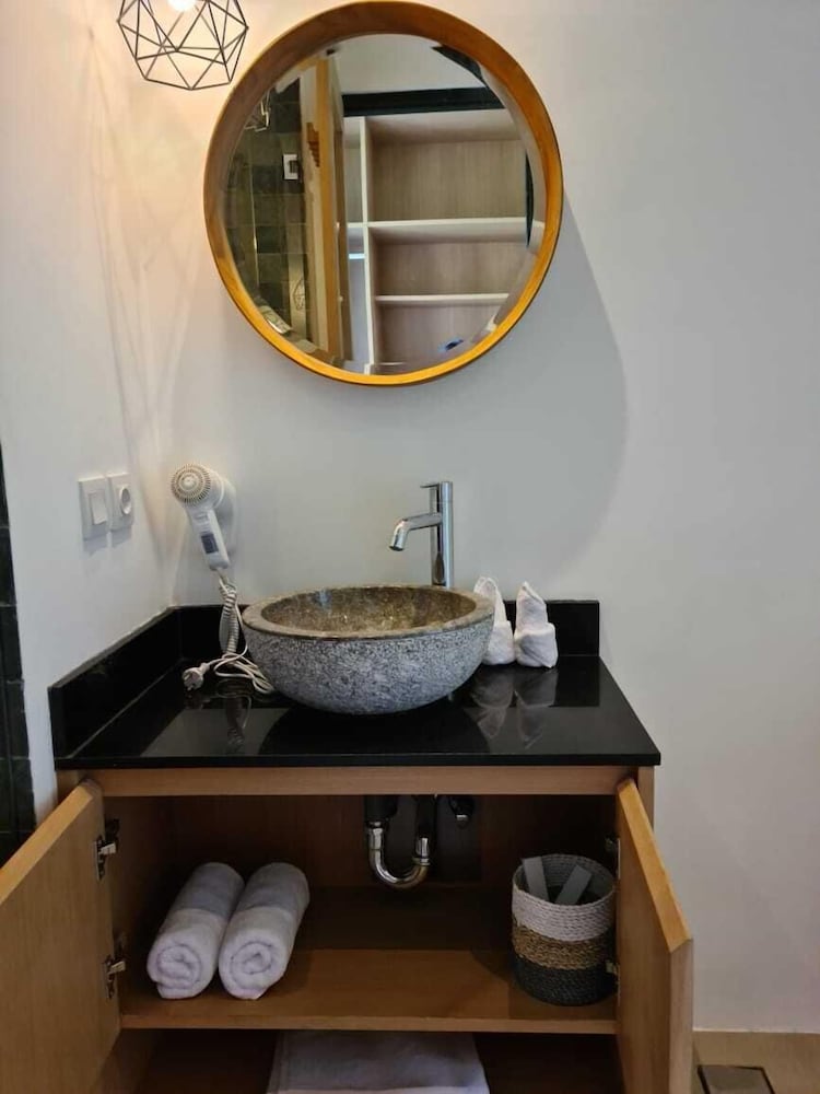 Premier Pool Suite - Photo 10
