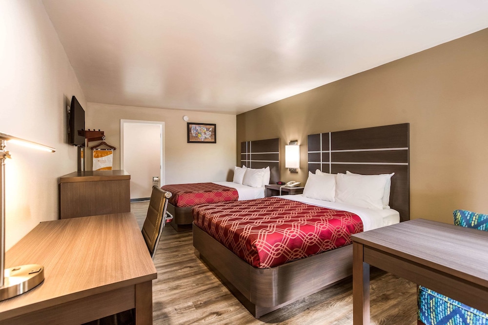Room, 2 Queen Beds, Non Smoking, Ground Floor (Standing Shower) photo 1