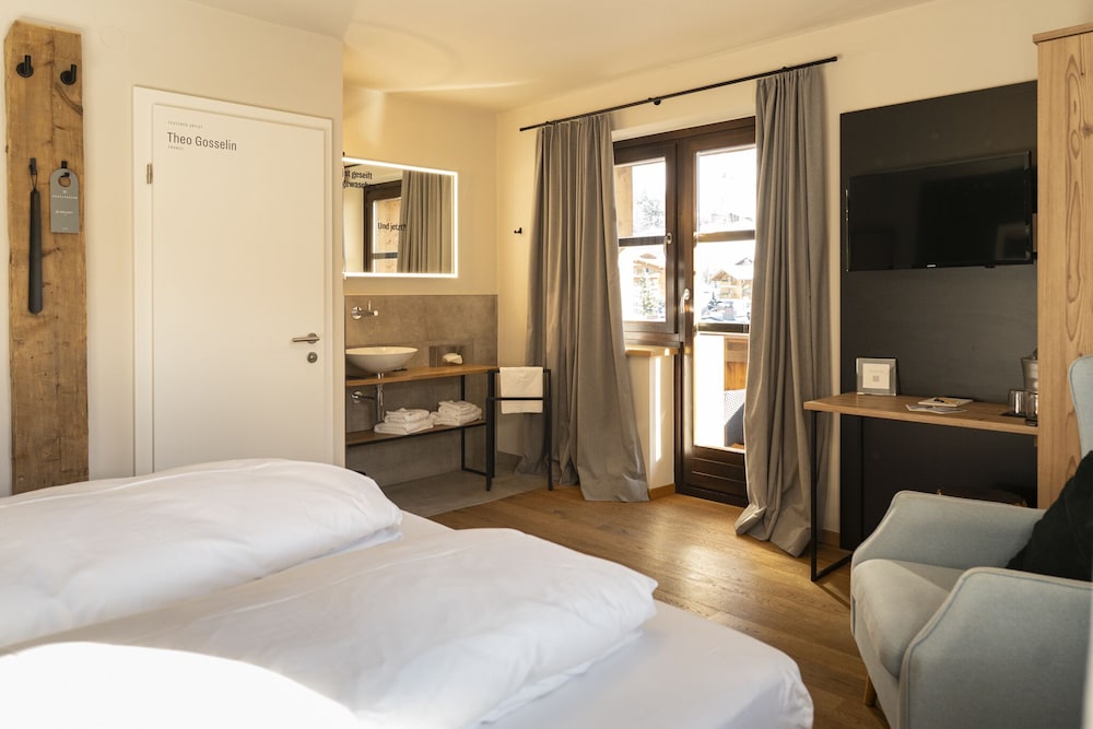 Classic Room, 1 Bedroom, Non Smoking, Mountain View photo 2