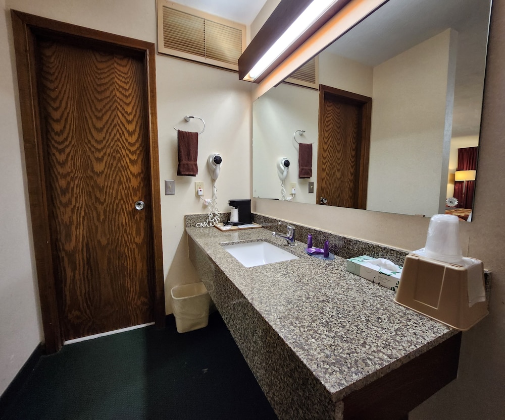Room, 2 Queen Beds - Photo 18