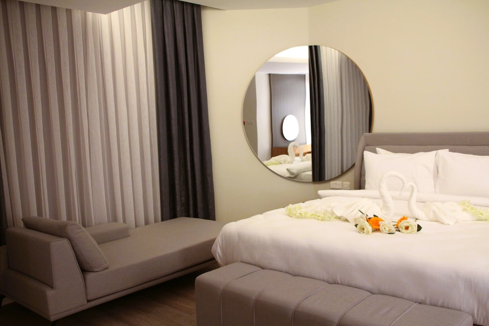 Executive Suite - Photo 9