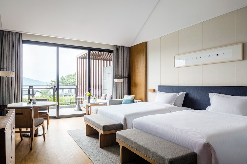 Premier Lake View Twin Bed Room - Photo 3