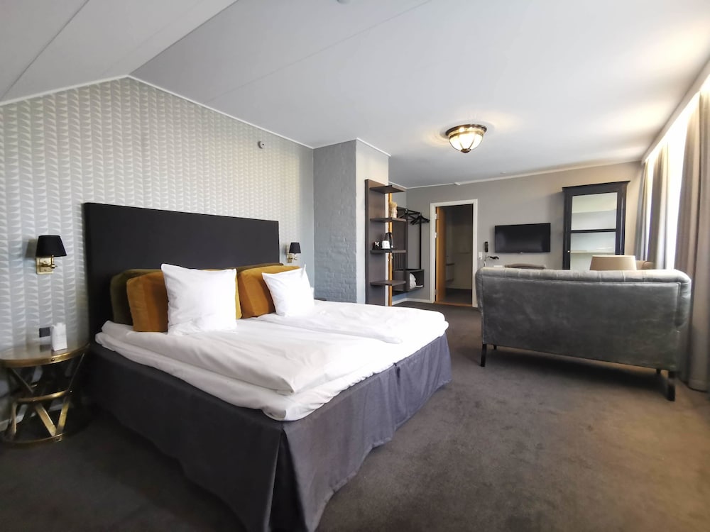 Junior Suite, 1 King Bed - Photo 1