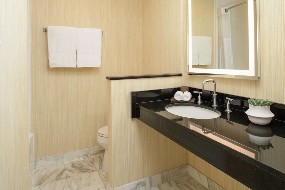 Room, 2 Double Beds, View thumbnail 6