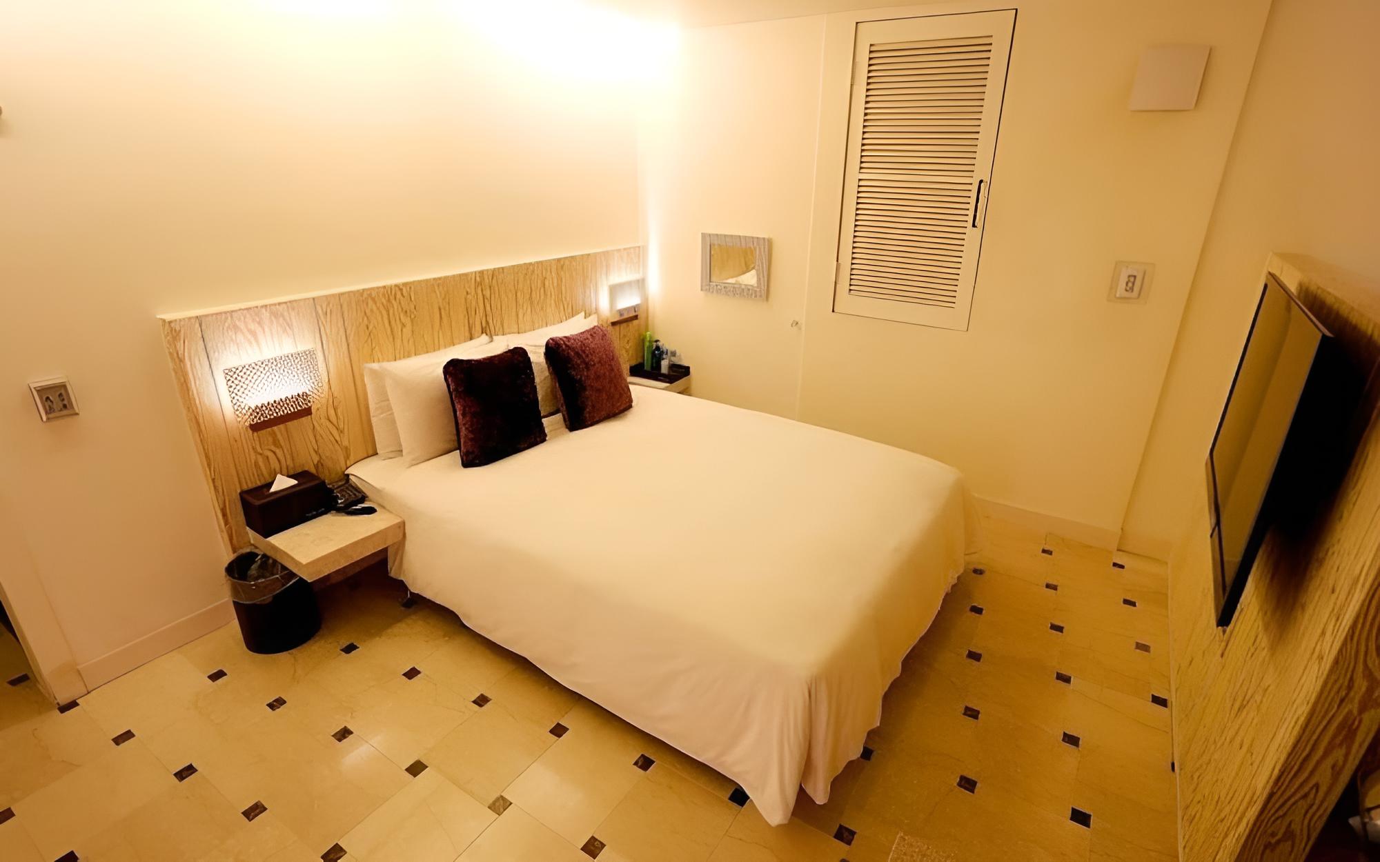 Room (VIP Royal Suite B (Netflix Disney+ Yo) photo 1