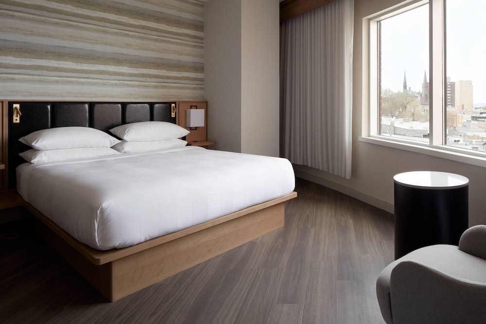Suite, 1 Bedroom - Photo 1
