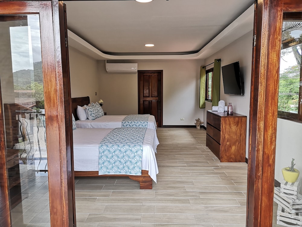 Standard Quadruple Room, 2 Queen Beds photo 3