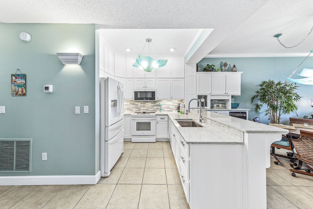 Signature Condo, 2 Bedrooms, Ocean View photo 3