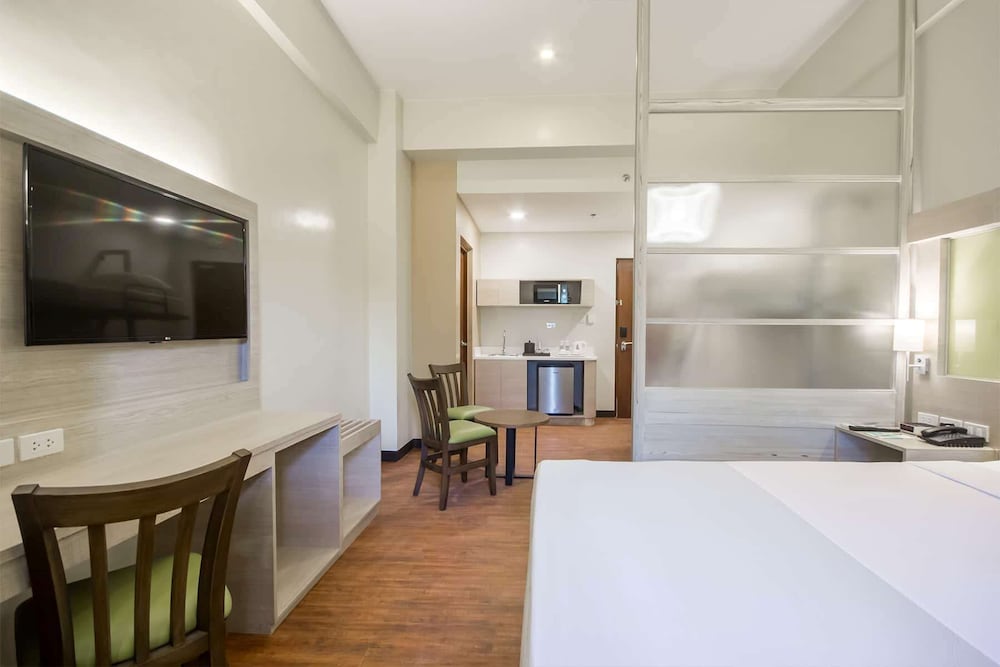 Family Suite, 2 Bedrooms, Non Smoking (1 Queen Bed and 1 Bunk Bed) - Photo 1