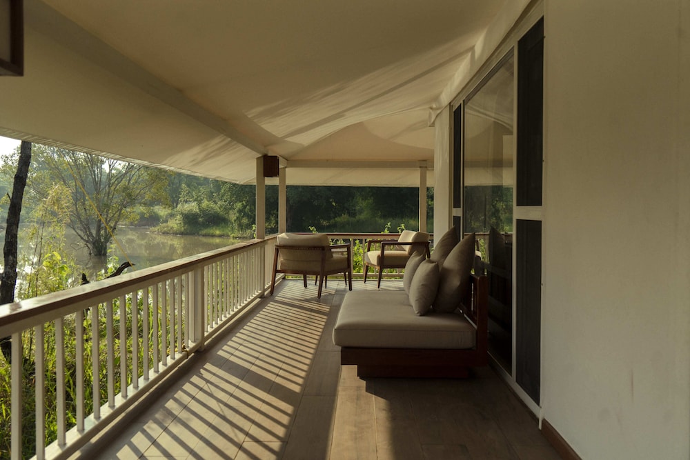 Luxury Tent, Jetted Tub - Photo 4