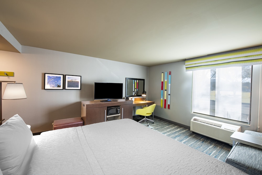 Room, 1 King Bed, Refrigerator & Microwave - Photo 2