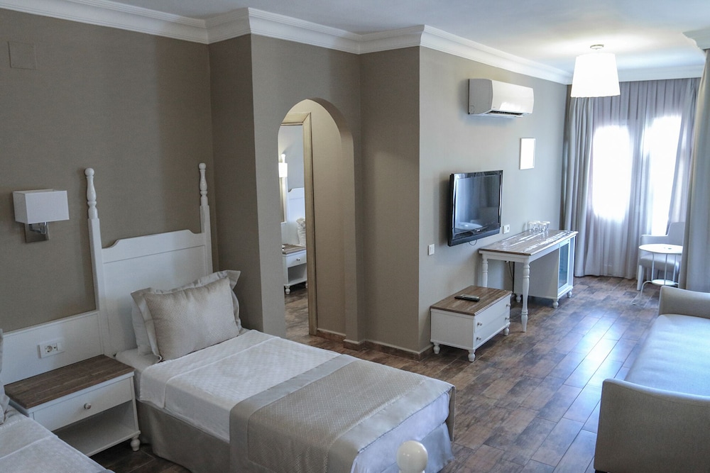 Junior Suite, Pool View photo 2