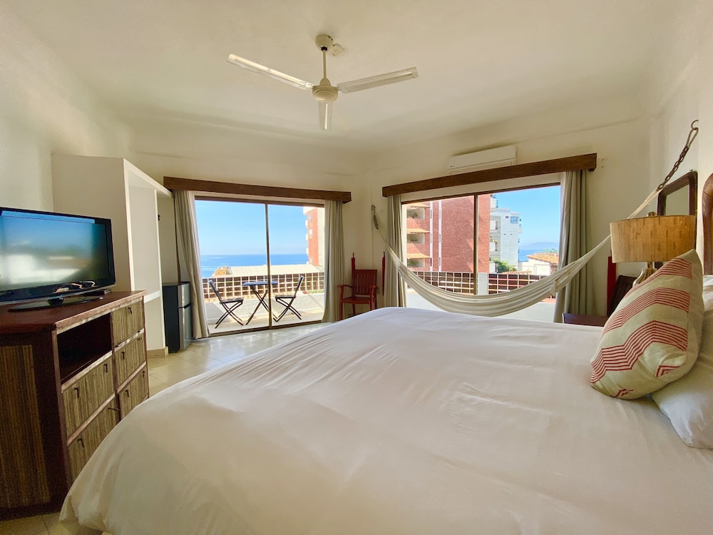 Premium Partial Ocean View Balcony 1 King Bed photo 1