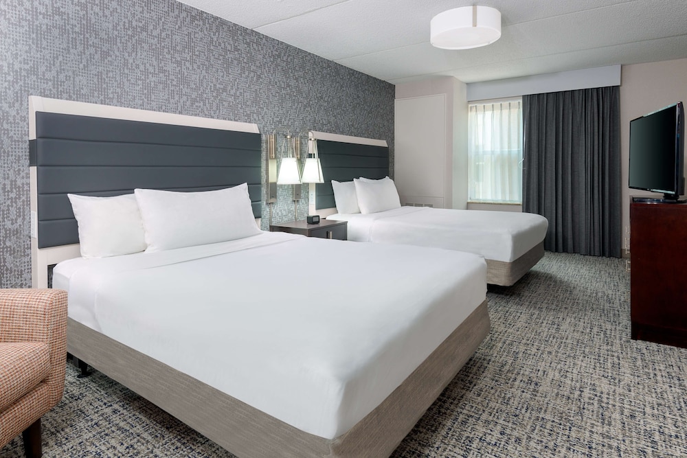 Suite, 2 Bedrooms, Accessible, Non Smoking (Mobility/Hearing, Bathtub) photo 2