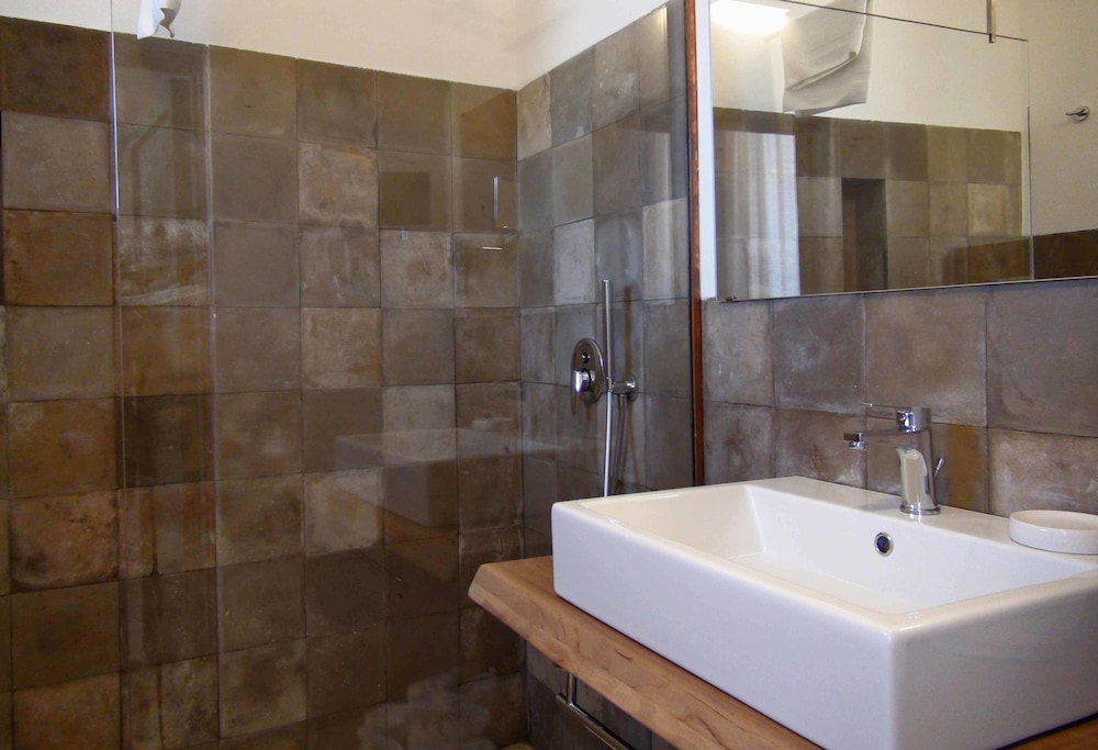 Superior Room, 1 Queen Bed, Courtyard Area, Adult only photo 3