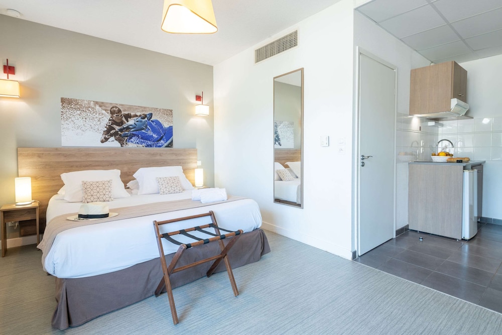 Standard Room, 1 Queen Bed, Non Smoking - Photo 6