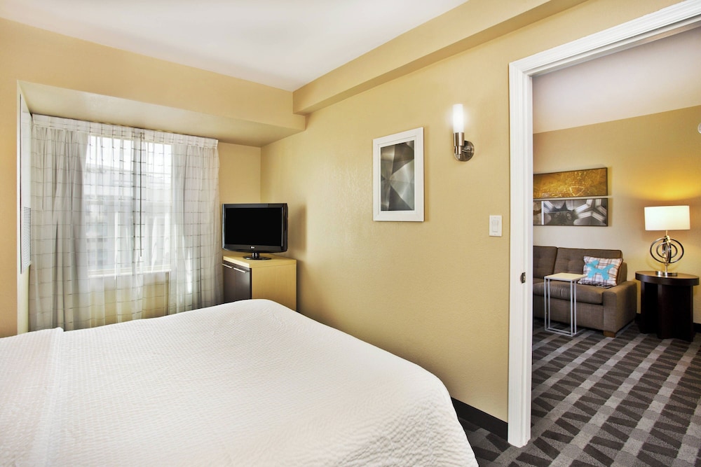 Suite, 2 Bedrooms (Mobility Accessible, Tub) photo 3