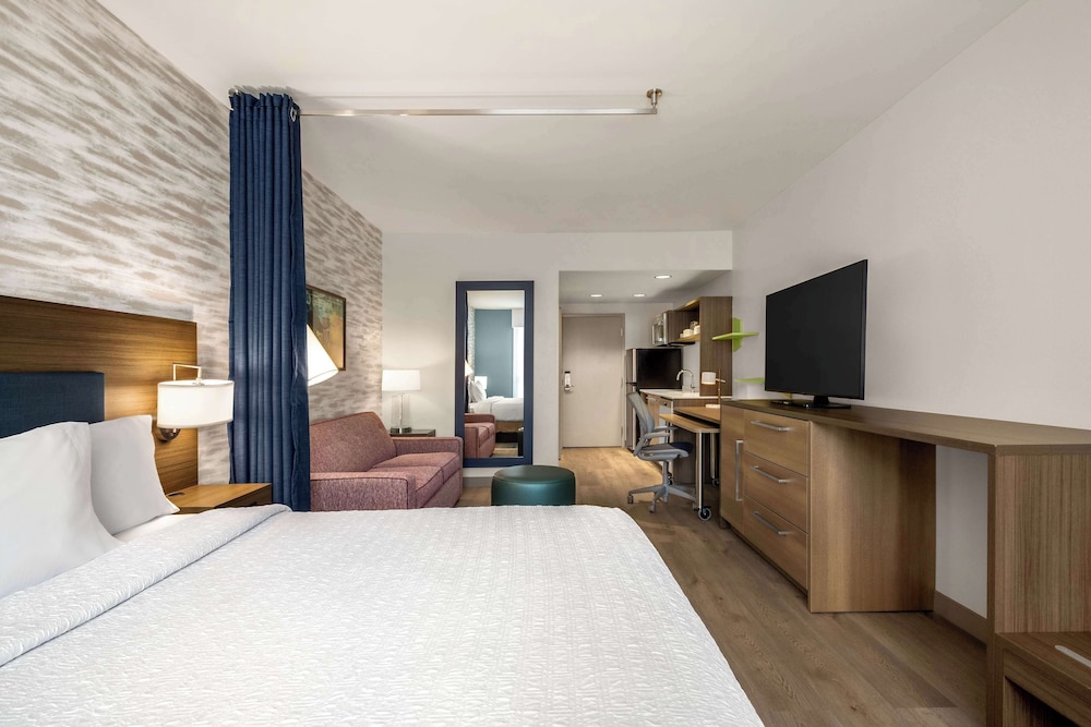 Basic Studio, 1 King Bed, Accessible, Bathtub (Mobility & Hearing) - Photo 1