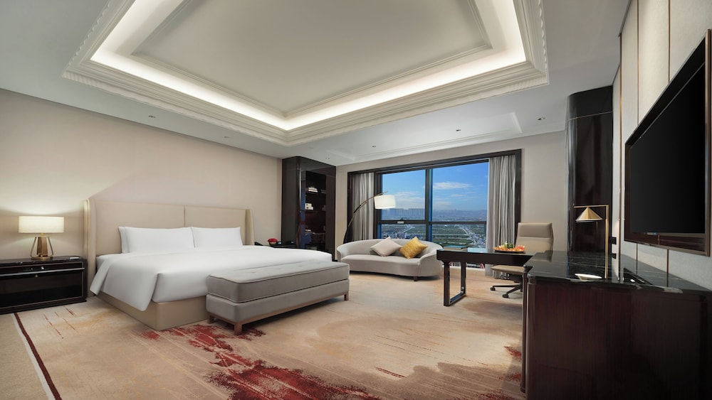 Crowne Plaza King Room photo 3