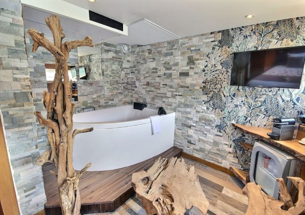 Luxury Room (Suite Jacuzzi Nature) photo 2
