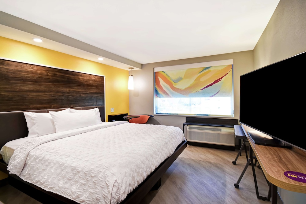 Room, 1 King Bed, Accessible (Mobility & Hearing, Roll-In Shower) photo 1