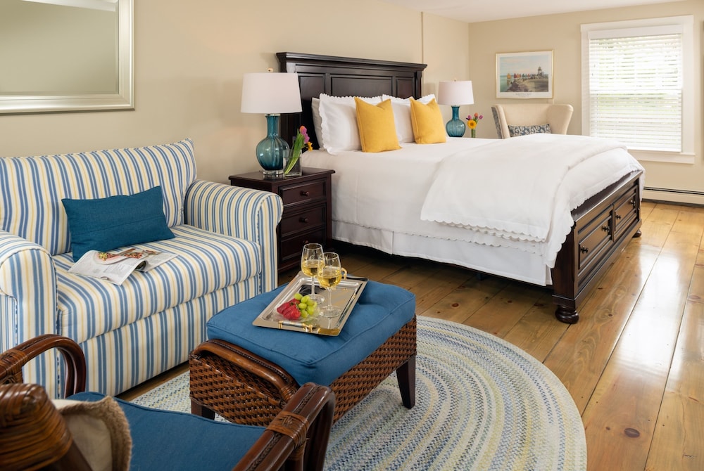 Luxury Suite, 1 King Bed, Jetted Tub, Garden Area photo 2