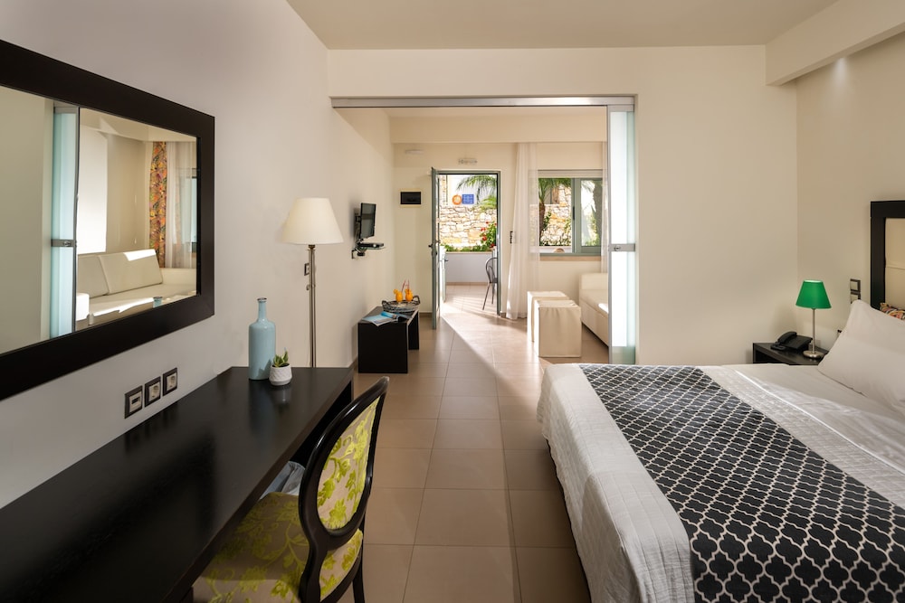 Comfort Room, 1 King Bed, Balcony, Ground Floor photo 2