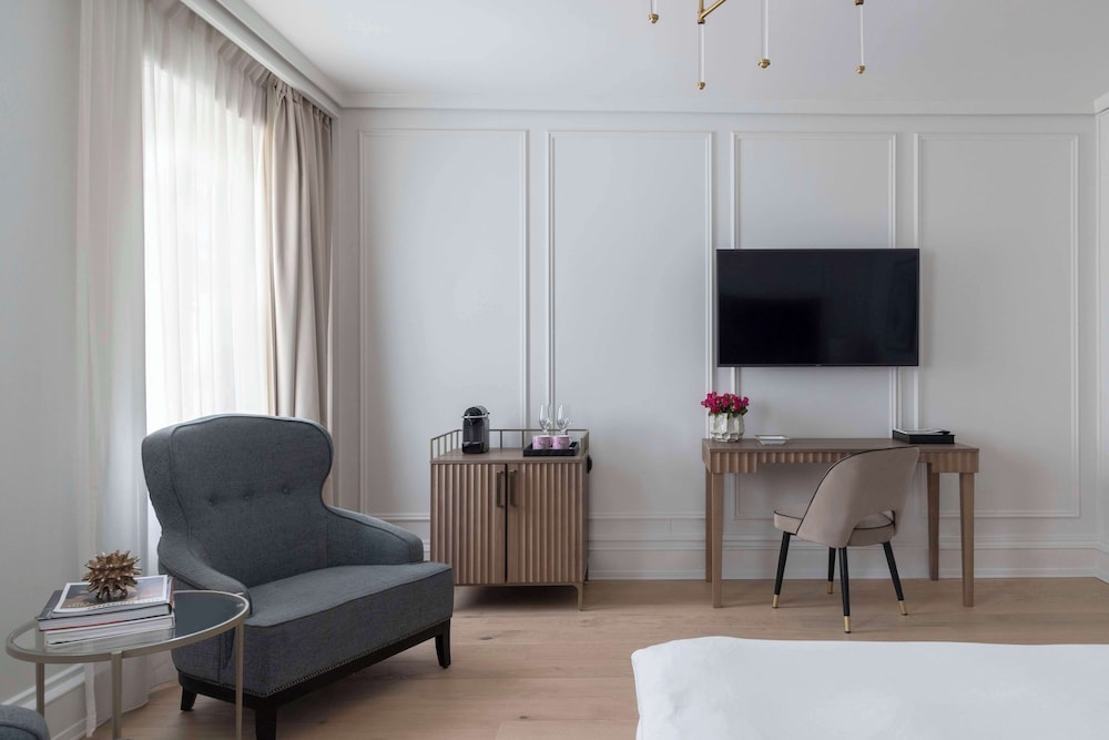 Grand Room, 1 Queen Bed (Petite) - Photo 5