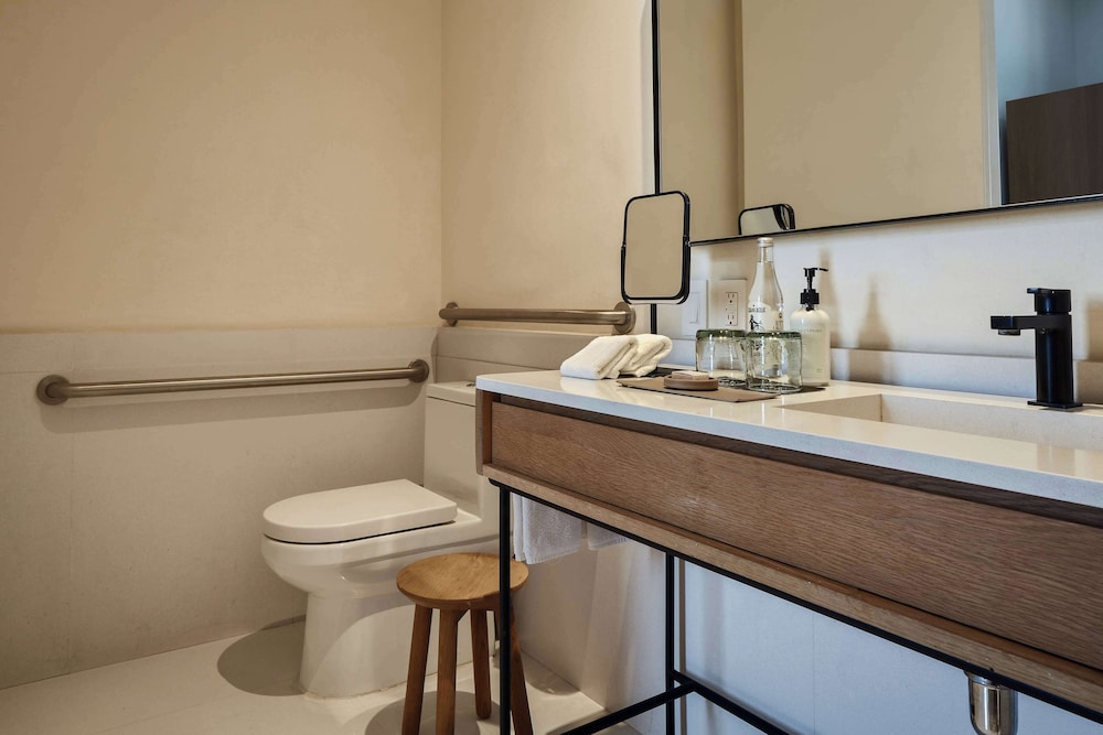 Suite, 1 Bedroom, Balcony - Photo 10