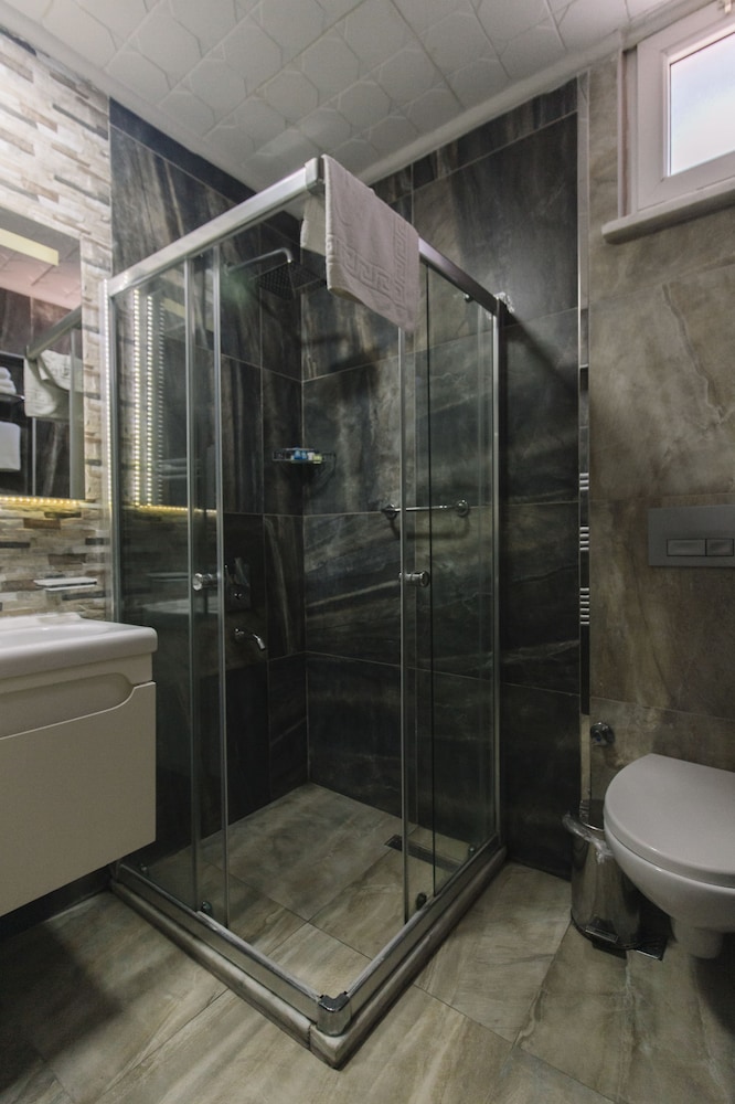 Quadruple Room - Photo 11