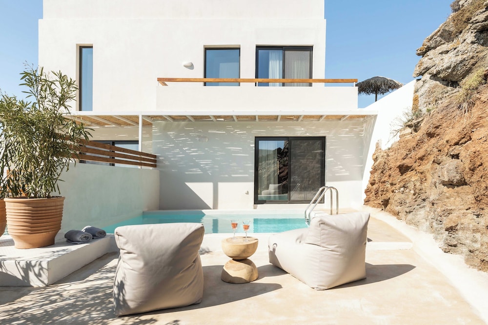 Elegant Suite with Private Outdoor Pool and Sea View photo 2