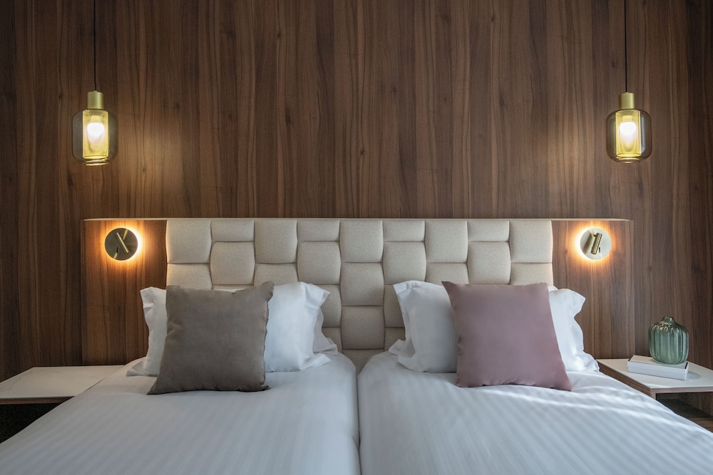 Deluxe Room - Renovated photo 2