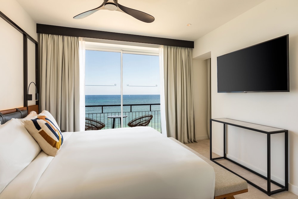Deluxe Room, 1 King Bed, Sea View (Balcony) - Photo 3