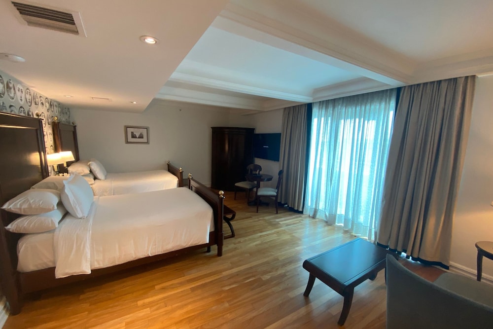 Studio, 2 Double Beds, City View (Pool Access)