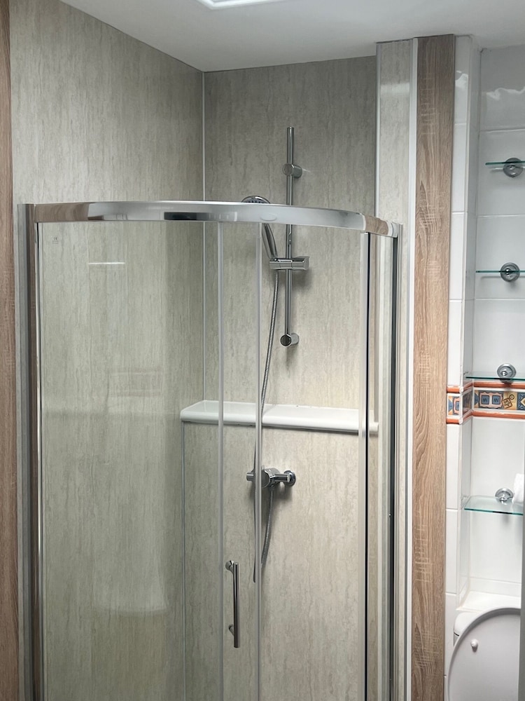 Luxury Apartment, Private Bathroom, City View photo 2