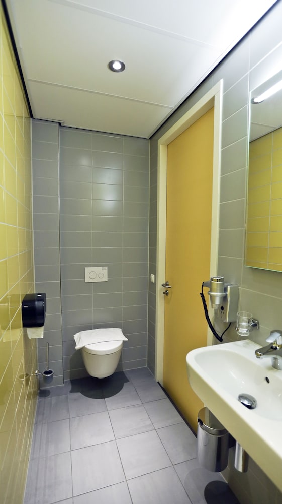 Standard Twin Room (Basement Room, 2 Twin Beds) thumbnail 6