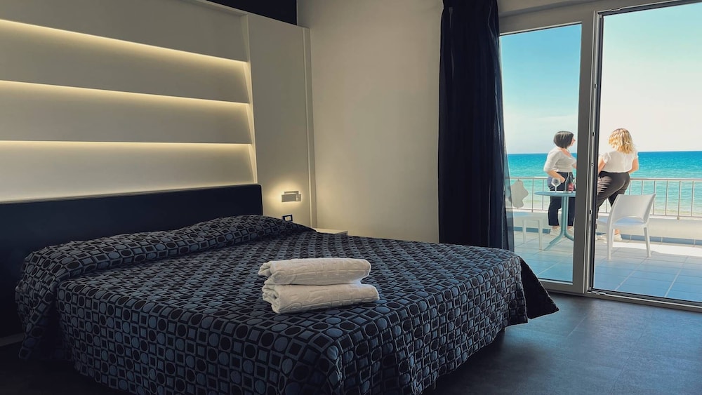 Deluxe Double or Twin Room, Sea View - Photo 17