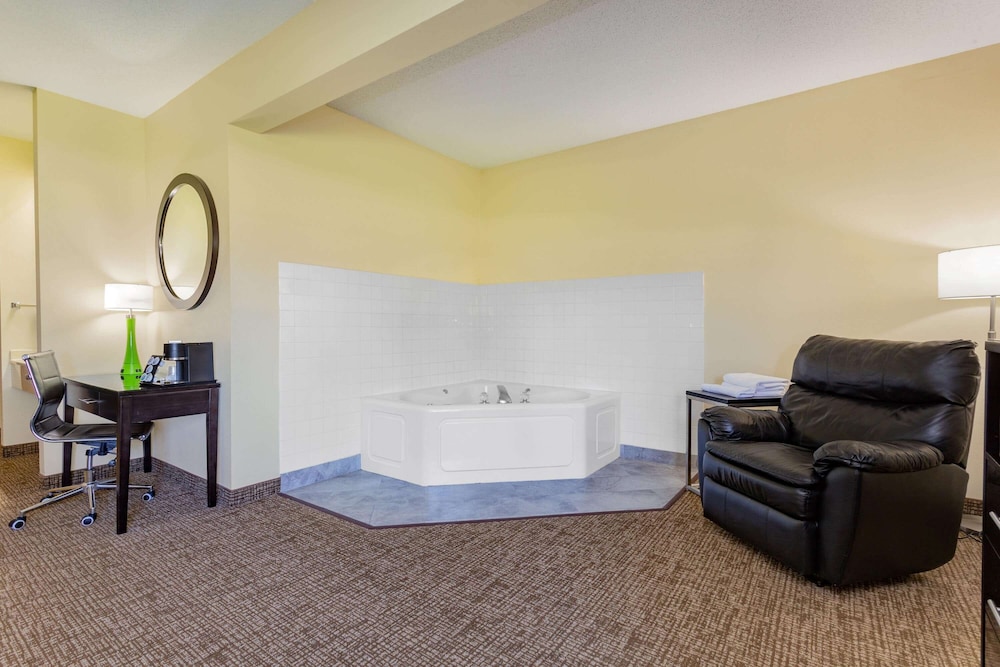 Suite, 1 King Bed, Non Smoking, Hot Tub - Photo 4