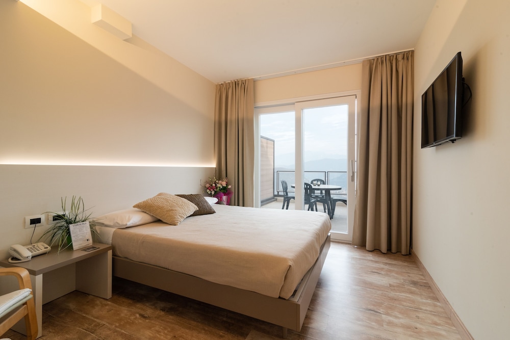 Deluxe Quadruple Room, 1 Bedroom, Lake View