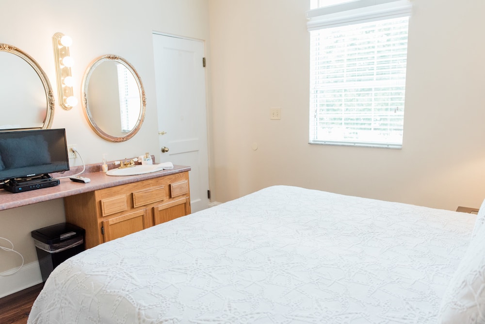 Classic Room, 1 King Bed, Lake View photo 3