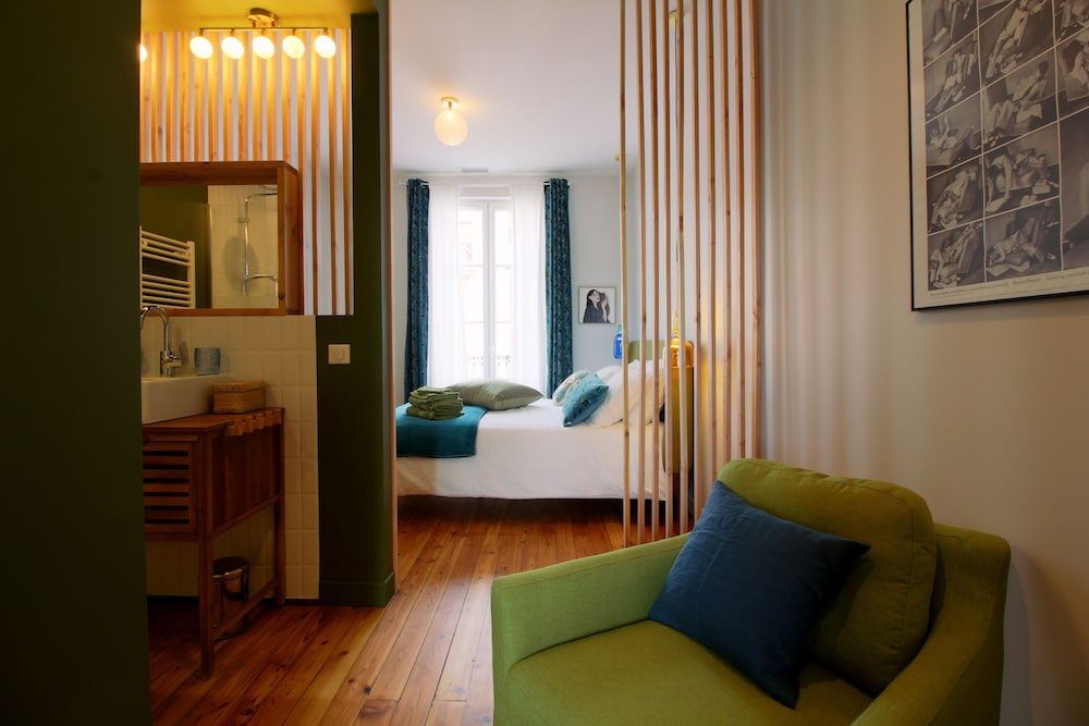 Design Double Room, Private Bathroom, City View (Vert Bancha)